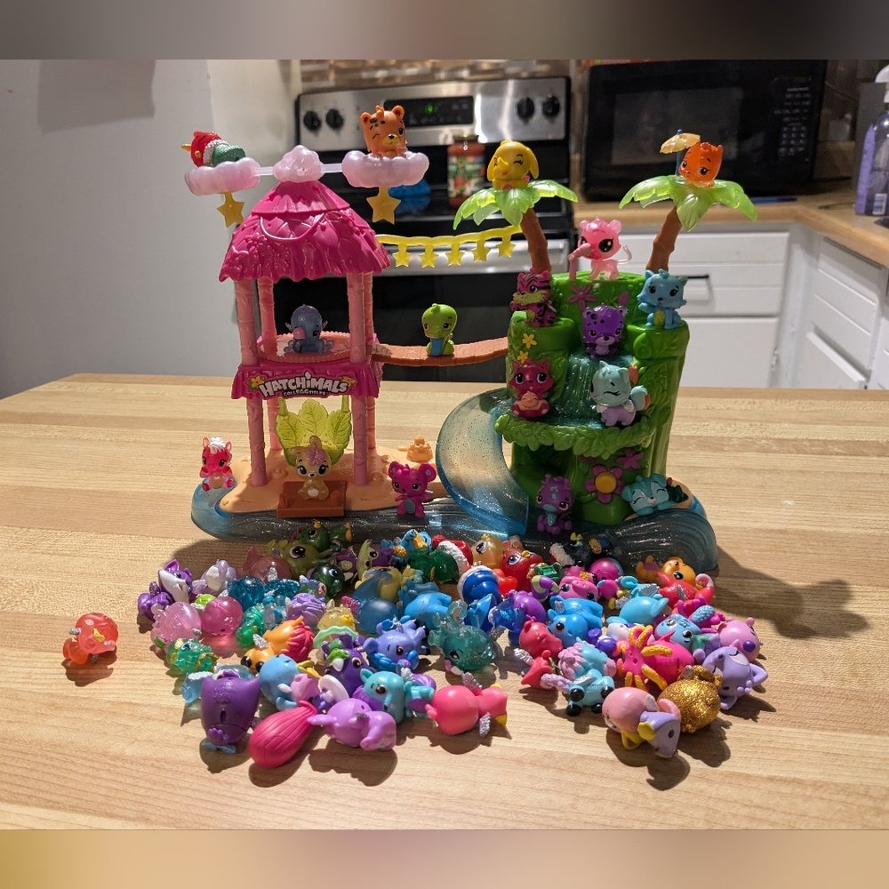 Hatchimals playset with 136 figures
